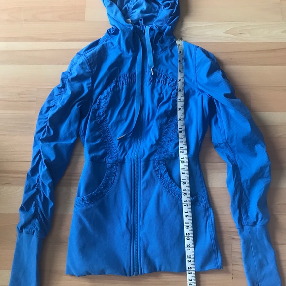 Lululemon workout hoodie size 4us - Picture 3 of 7